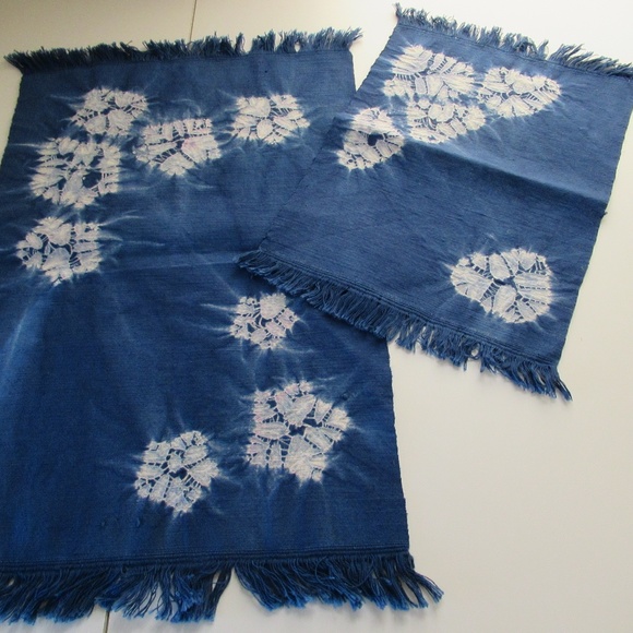 2 Blue & White floral pattern fringed table doilies - Picture 9 of 11